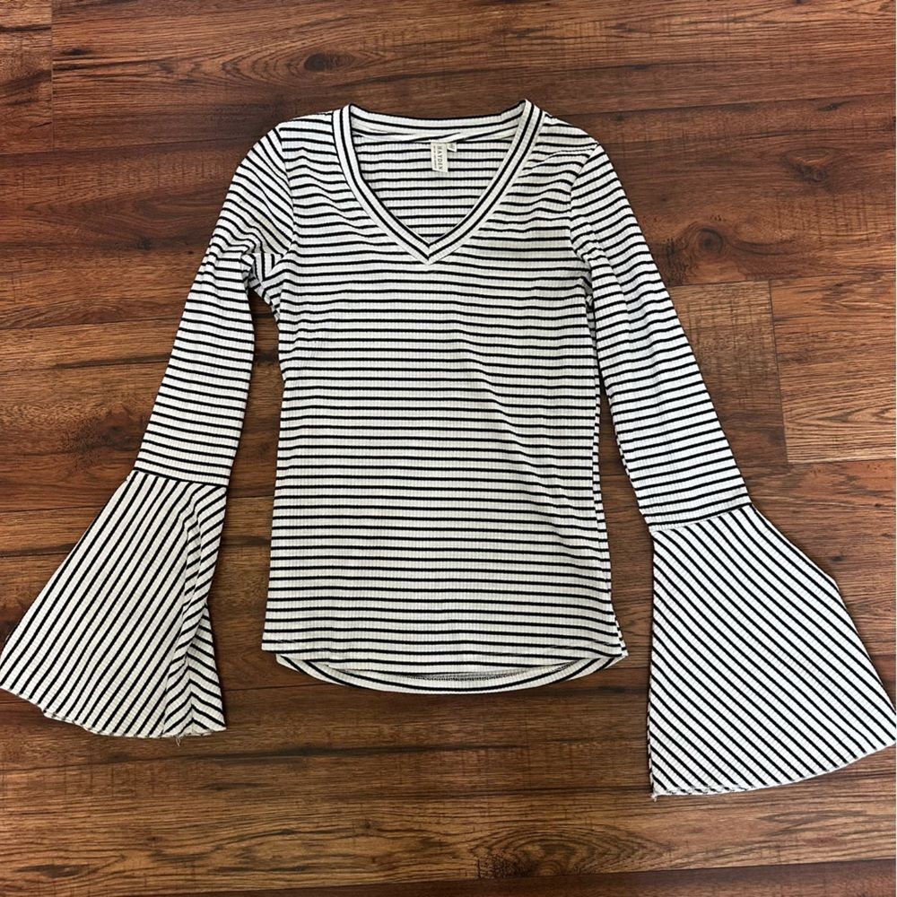 Hayden Women’s Striped Bell Sleeve Top Black White Casual Medium